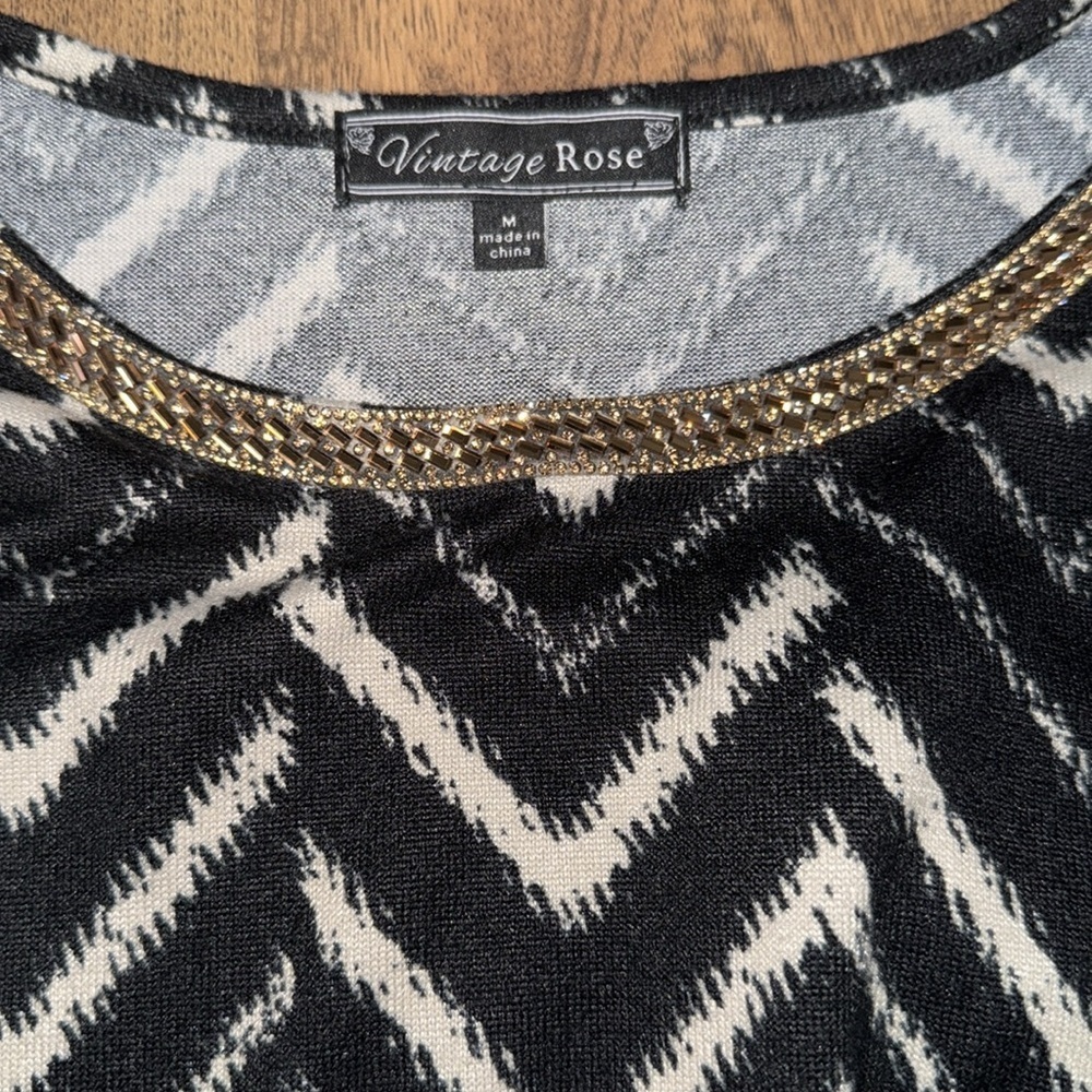 VINTAGE ROSE Black and White Chevron Blouse with Gold Accents Size M